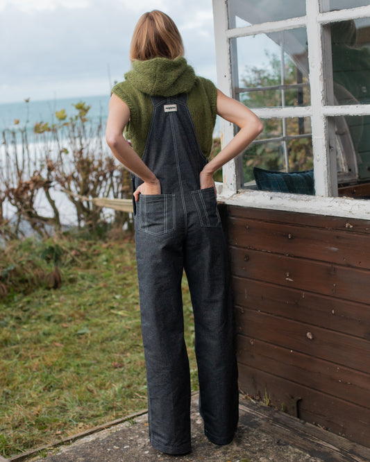 Salopette en denim gris modèle Dancing Queen portée par une mannequin.