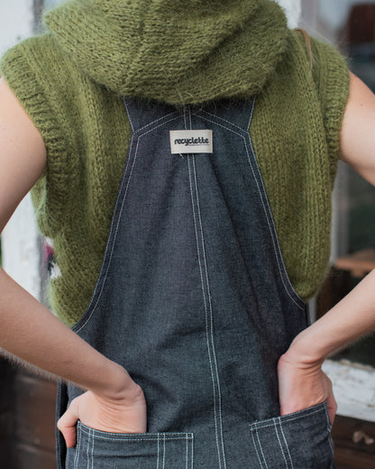 Salopette en denim gris modèle Dancing Queen portée par une mannequin.