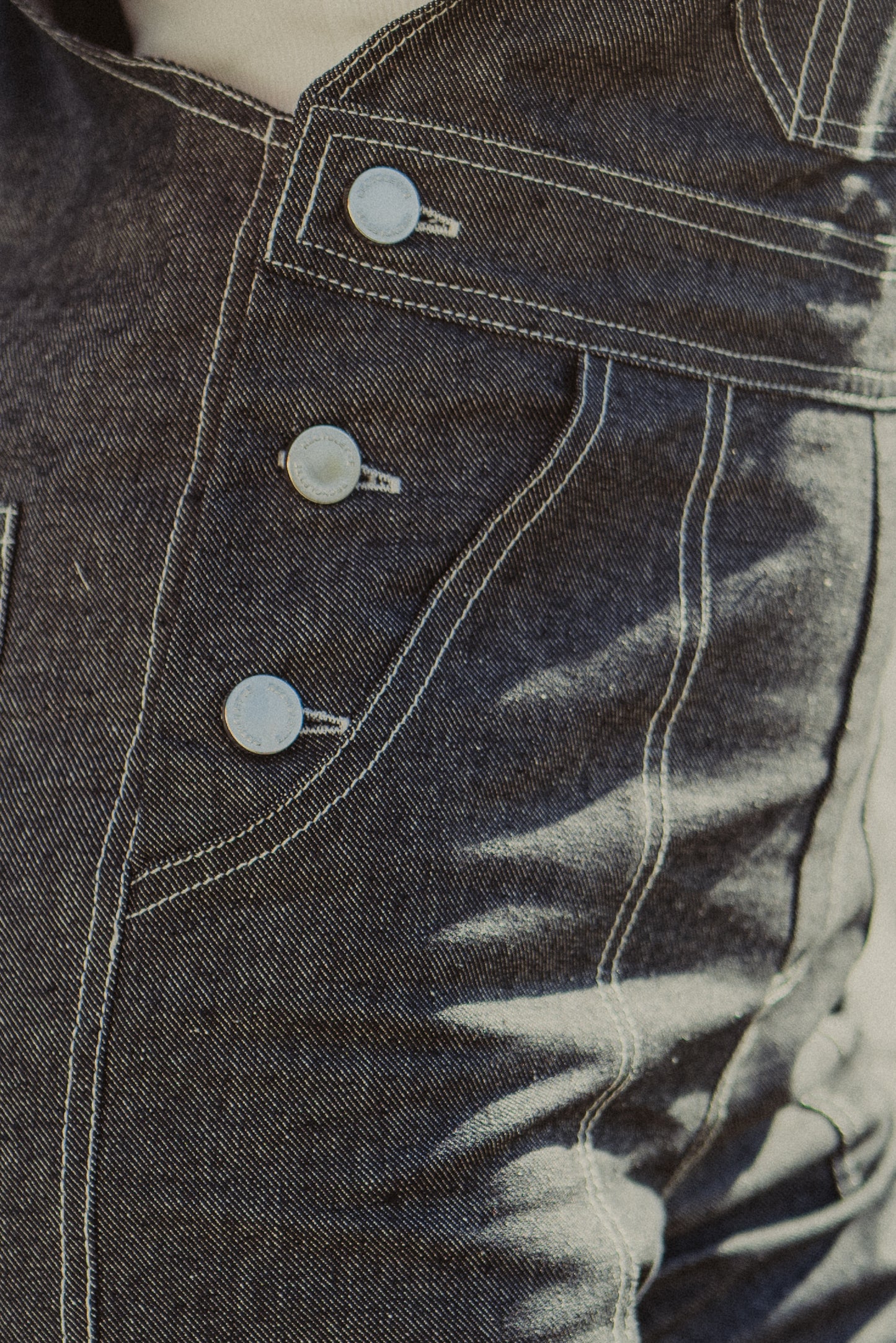Détail des boutons recyclette de la salopette denim gris 