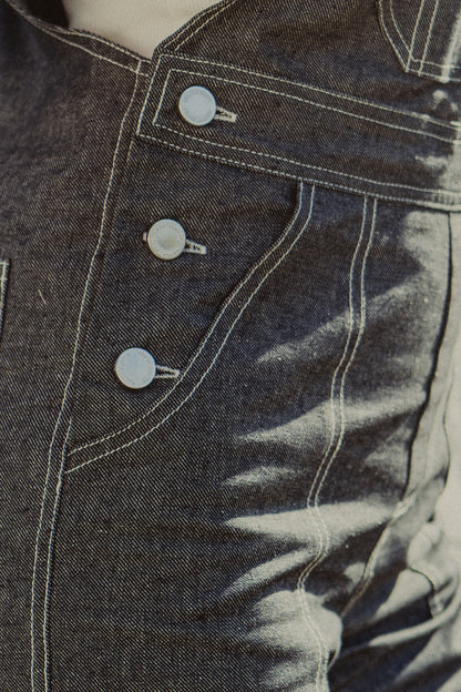 Détail des boutons recyclette de la salopette denim gris 