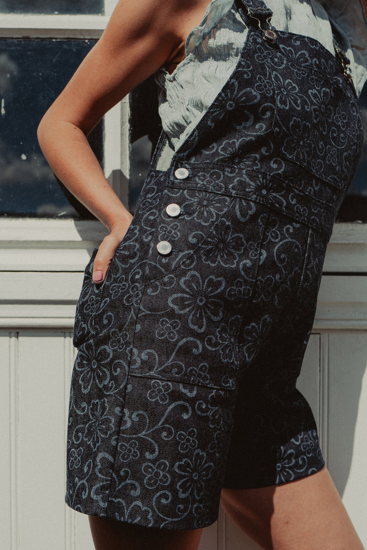 Détails de la salopette short daisy taille haute et bretelles réglables 