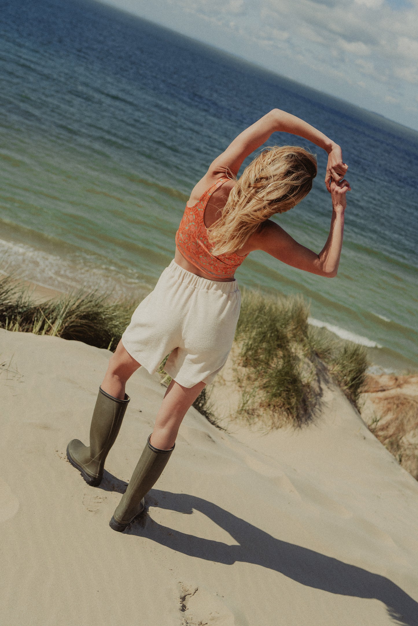 Short en coton porté avec un top et des bottes 