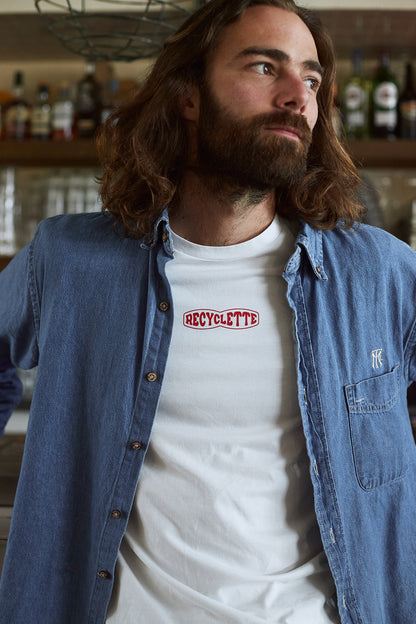T-shirt recyclette blanc unisexe porté avec une chemise au dessus 