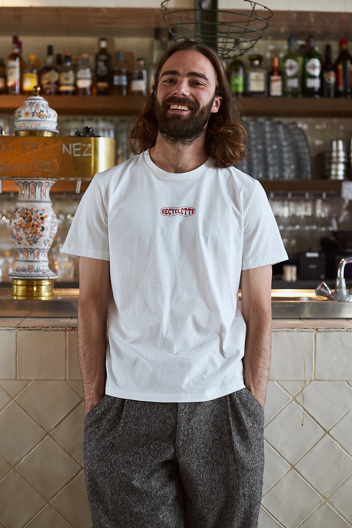 T-shirt Recyclette blanc avec logo rouge porté par un mannequin 