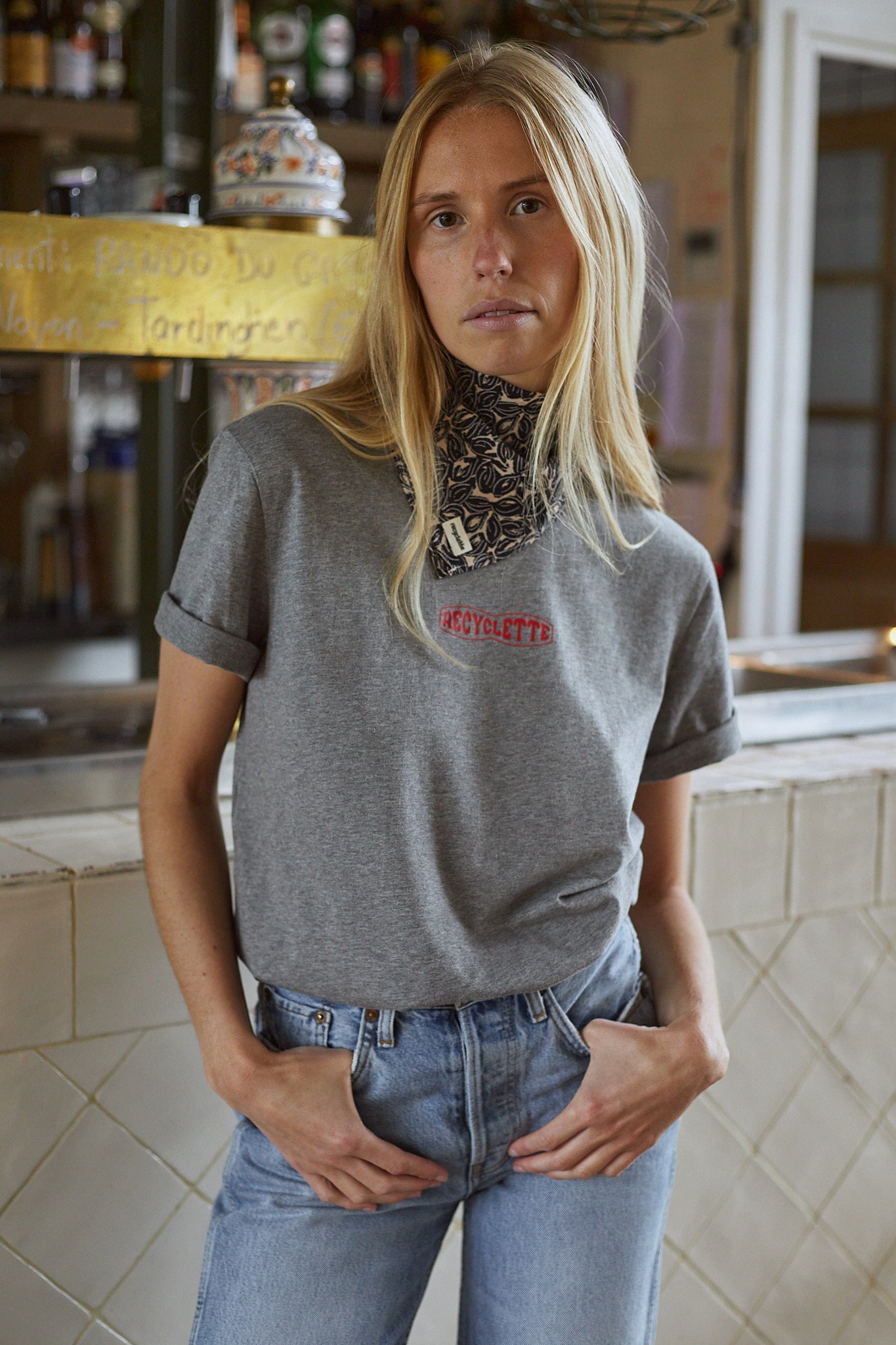 T-shirt gris recyclette porté avec foulard soleil noir 