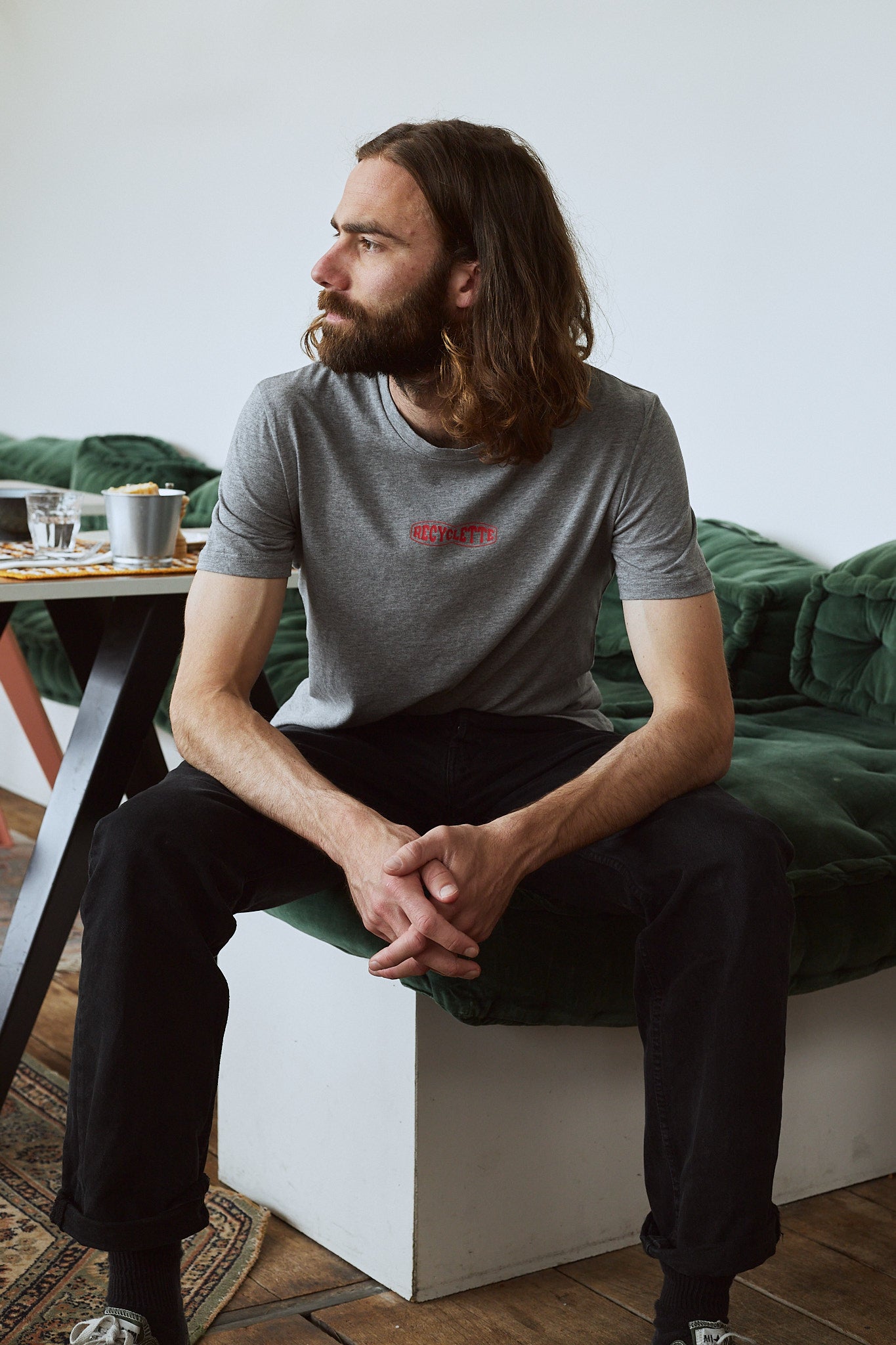 T-shirt recyclette gris porté par un homme avec un jean noir 