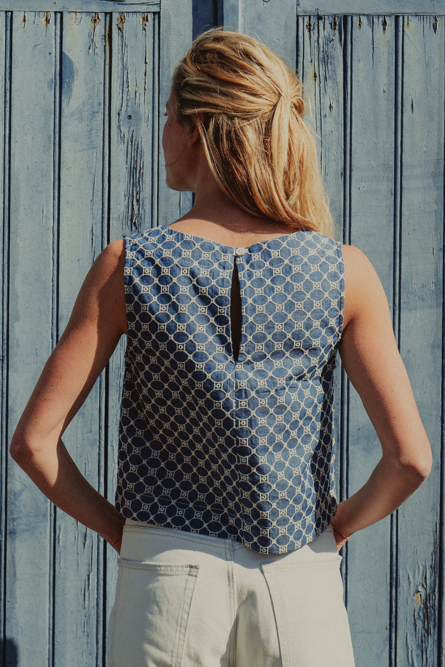 Dos et détail du top frida brodé bleu dans manche 