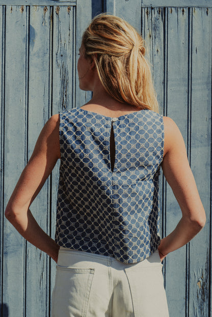 Dos et détail du top frida brodé bleu dans manche 