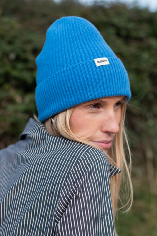 Notre bonnet bleu porté, accompagné de la combinaison rayée bleue et blanche.