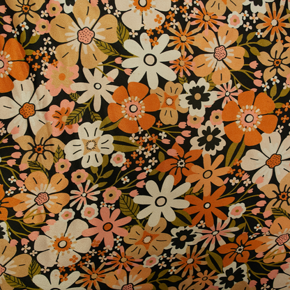 Zoom sur le motif fleuris du foulard satiné Recyclette.