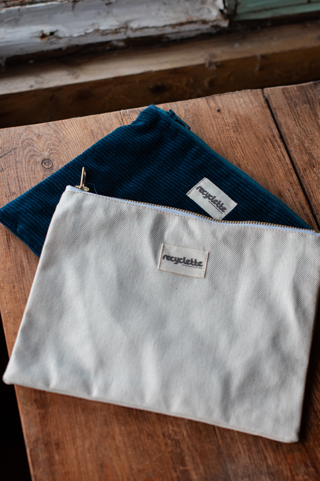 Nos deux pochettes Recyclette, l'une en denim crème, et l'autre en velours bleu.
