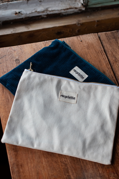 Nos deux pochettes Recyclette, l'une en denim crème, et l'autre en velours bleu.